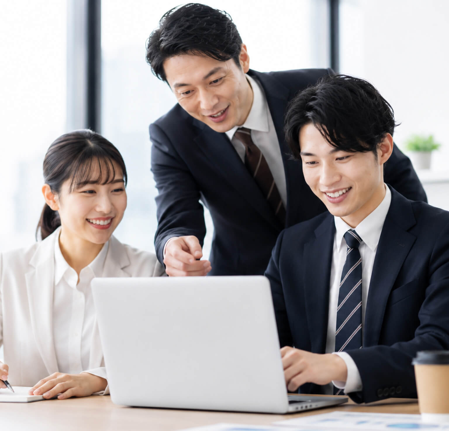 パソコンの前で会話をする上司と部下